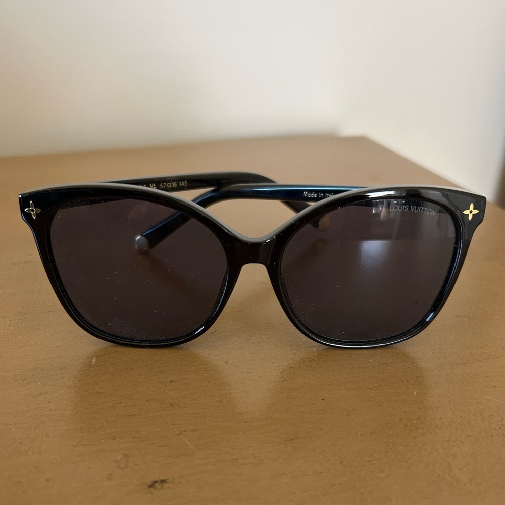 Women’s Cateye black sunglasses